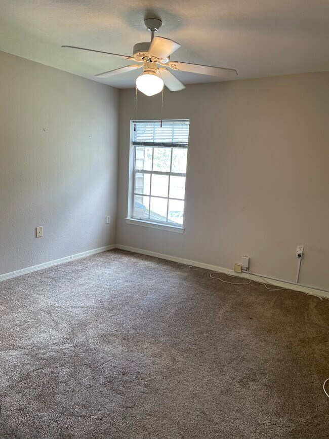 Building Photo - 8821 Manor Loop