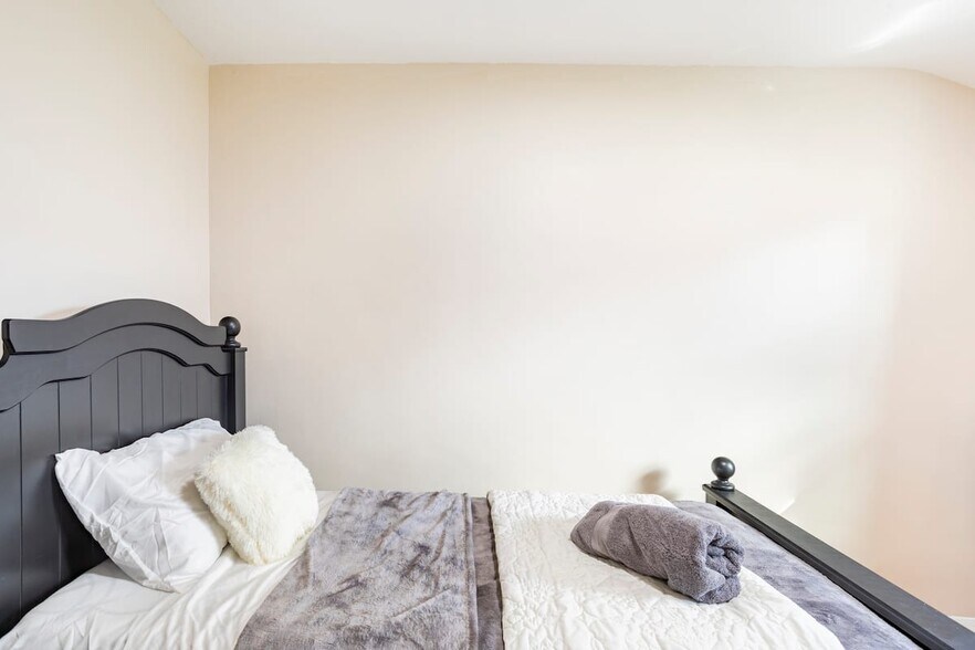 Building Photo - 2346 Pine St