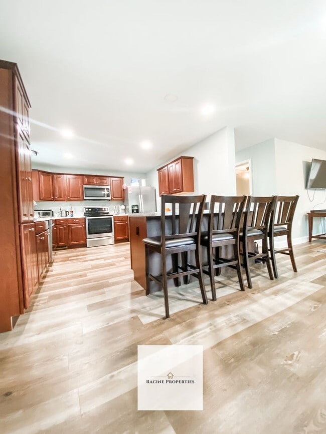 Building Photo - Come See This Updated Home in Clinton!