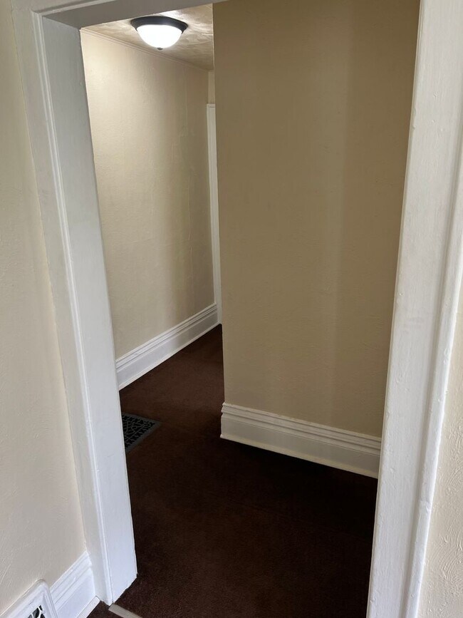 Building Photo - Studio with Bathroom Located Downtown - AL...