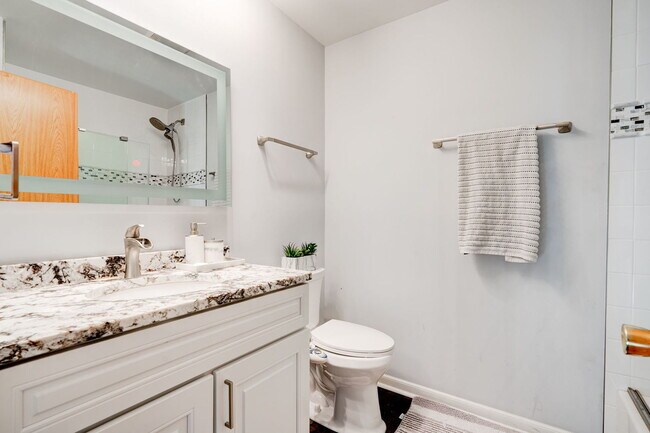 Building Photo - 132 Regency Dr