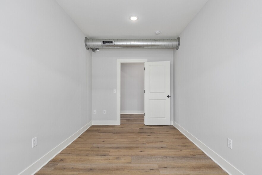 Building Photo - 1004 Diamond Ave NE