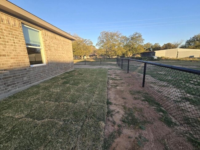 Building Photo - 205 Stillhouse Rd