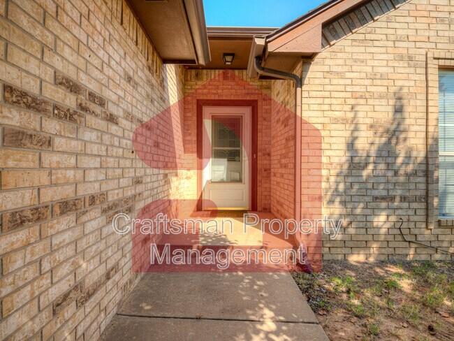 Building Photo - 2707 Silvertree Dr