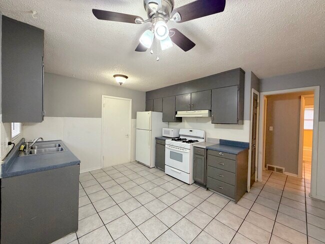 Building Photo - Westport Rd