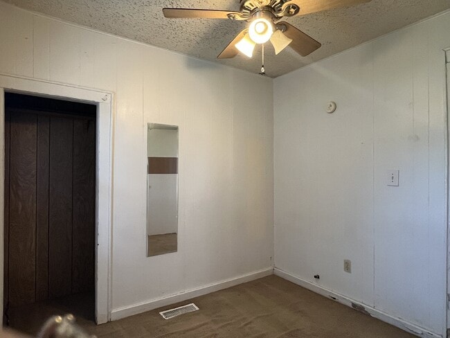 Building Photo - 2 Bedroom House with Large Fenced Yard