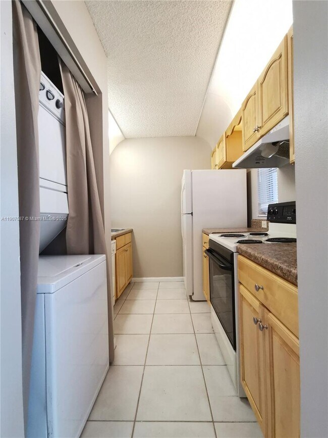 Building Photo - 10179 Twin Lakes Dr