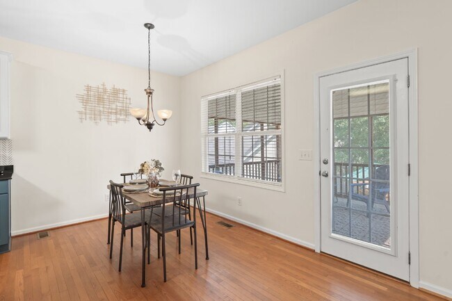 Building Photo - Gorgeous 4 Bedroom Home with Spacious Layo...