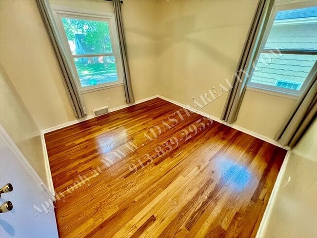 Building Photo - Lovely Home In Nall Hills-Available NOW!