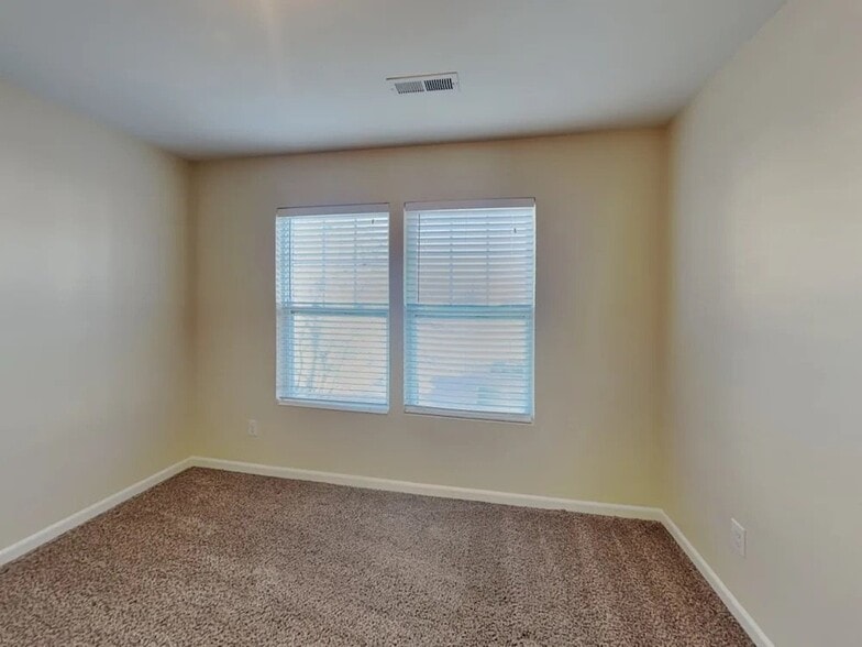 Building Photo - 235 Aershire Ct