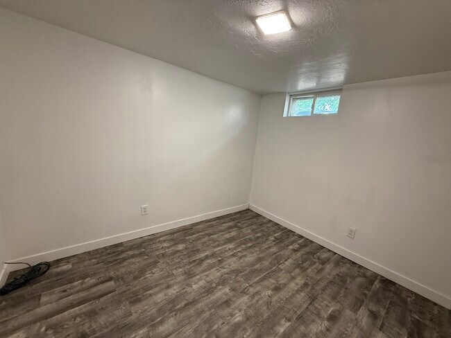 Building Photo - 909 Crandall Ave S