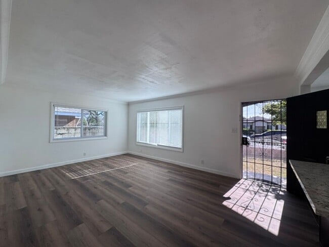 Building Photo - Charming 3-Bedroom Home with 2-Car Garage & Driveway Parking in North Long Beach