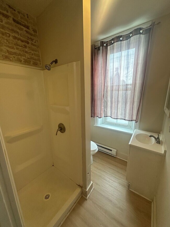 Building Photo - 409 Walnut St