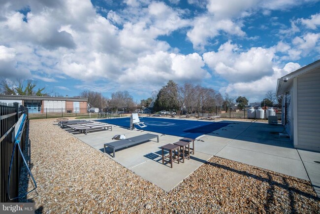 Building Photo - 308 Douglas Ave