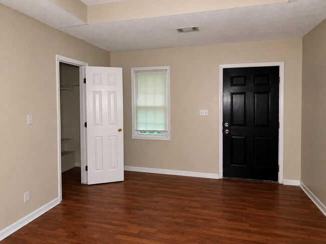 Building Photo - 2435 Thrasher Ave