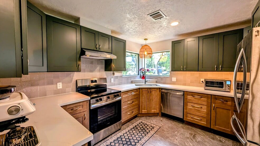 Kitchen - 15707 Downford Dr