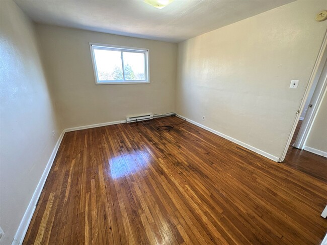 Building Photo - 2nd Flr 2 Bed 1 Bath Apt w/ Hardwood And T...