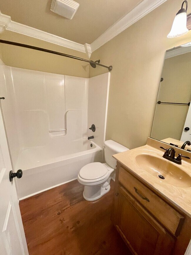 Building Photo - 3 bedroom 2 bath home. Walk to Ardmore Hig...