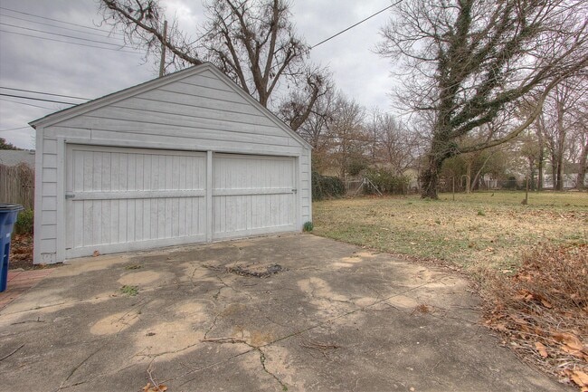 Building Photo - 1133 S Oswego Ave