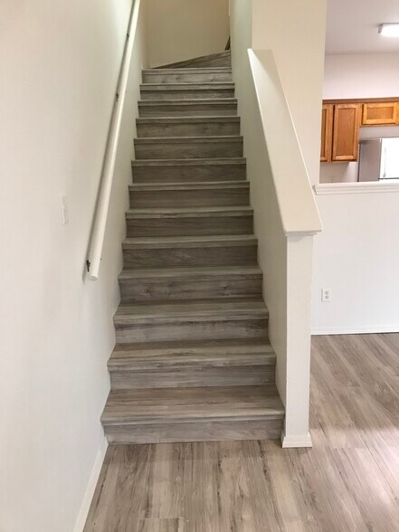 Stairs - 5750 Golf Hts