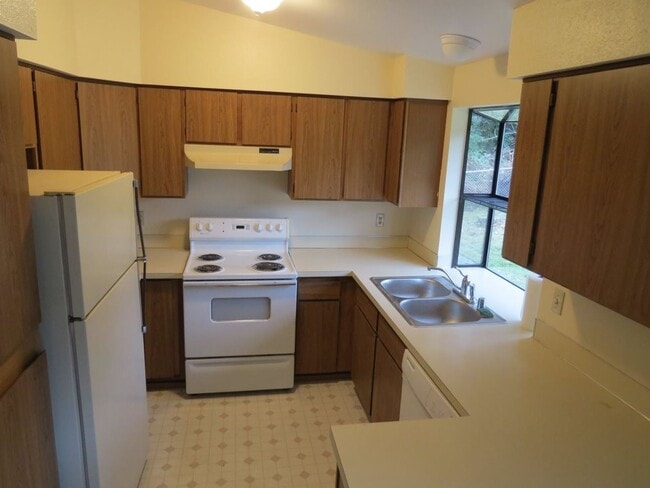 Building Photo - Spacious 2 bedroom 2.5 bath Rambler home i...
