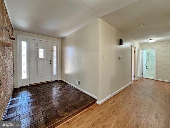 Building Photo - 401 Butternut Ct