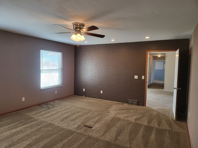 Massive family room or possible 4th bed - 1777 Parkway Dr S