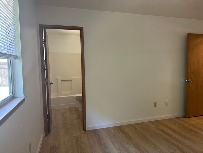 Building Photo - Well maintained home in desirable neighbor...