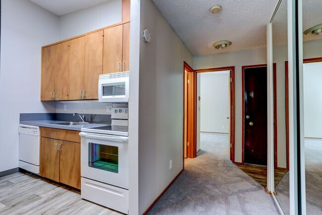 Building Photo - HUGE 1bed/1bath Downtown Living Available ...