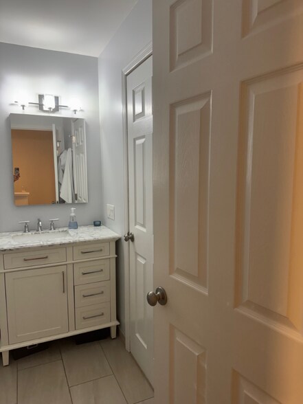 Building Photo - 301 Alexandra Ct