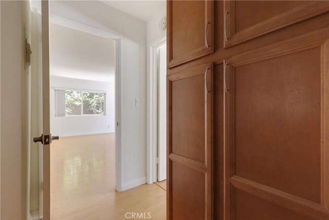 Building Photo - 972 Larrabee St