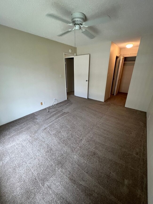Building Photo - Very nice 2 bedroom, 1 bath unit with 2 pa...