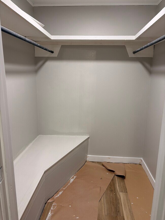 Building Photo - Unit 5