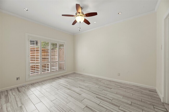 Building Photo - 201 Vanderpool Ln