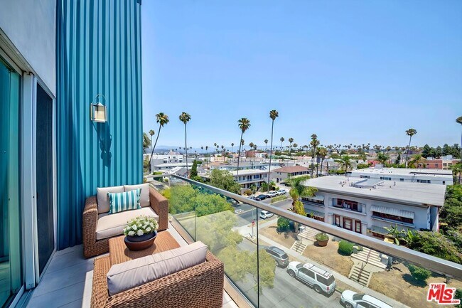 Building Photo - 105 S Mariposa Ave