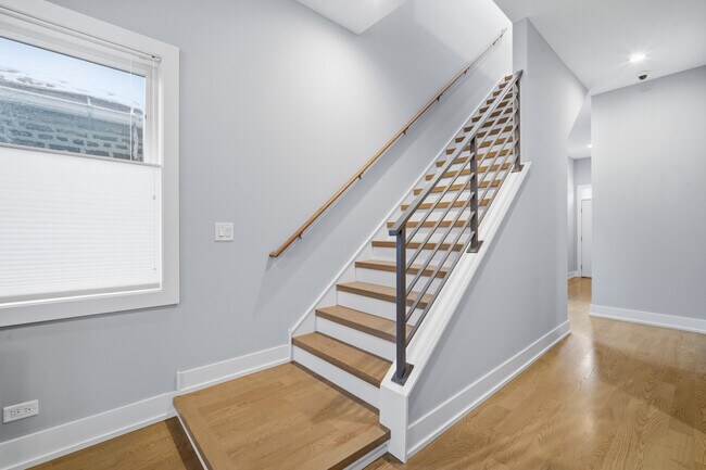 Building Photo - 725 W 17th St