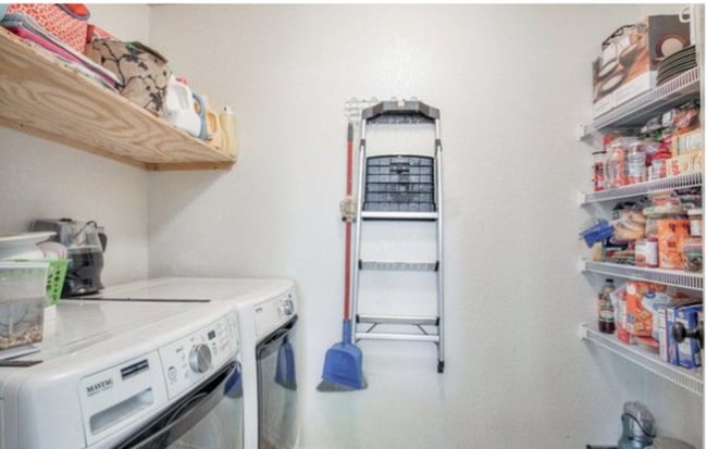 Building Photo - 3 Bed, 2 1/2 Bath with Large Yard