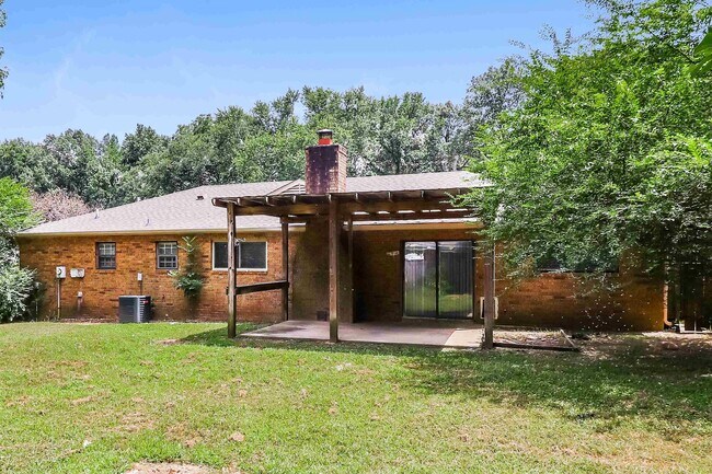 Building Photo - 5352 Patrick Henry Dr
