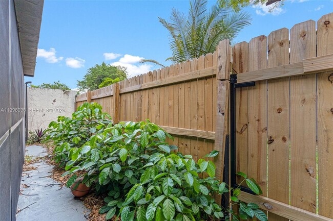 Building Photo - 6916 SW 37th St