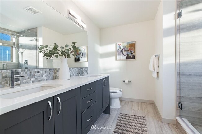 Building Photo - Modern 4-Bedroom Townhome in the Heart of ...