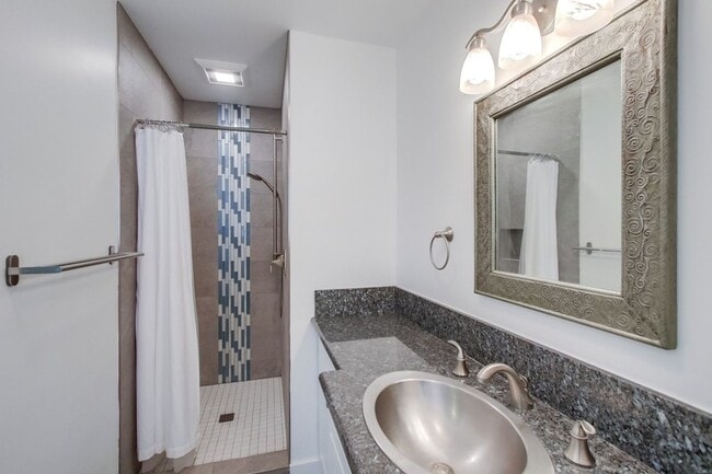 Building Photo - Charming 3 Bedroom Kensington Home