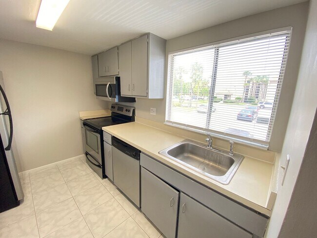 Building Photo - SANDY COVE CONDO - 1BR/1BA WITH BALCONY
