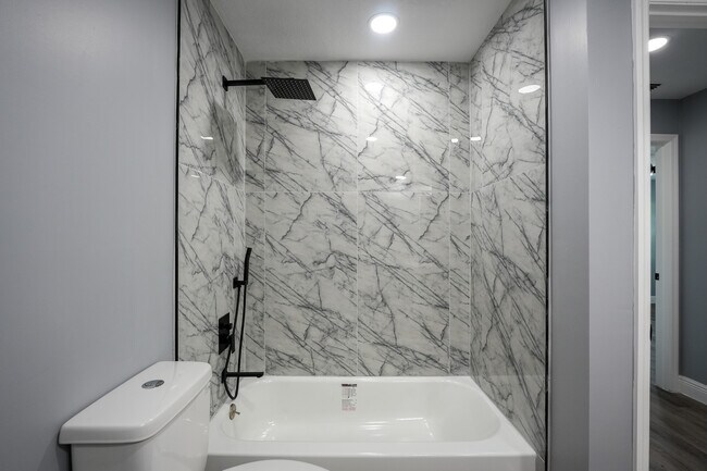 Building Photo - 718 Mendoza Dr