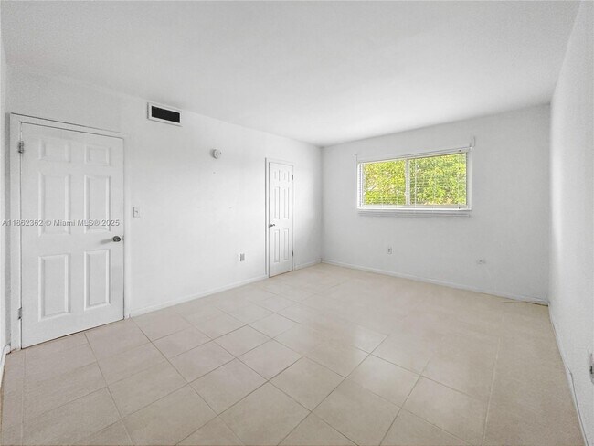Building Photo - 2430 NE 135th St