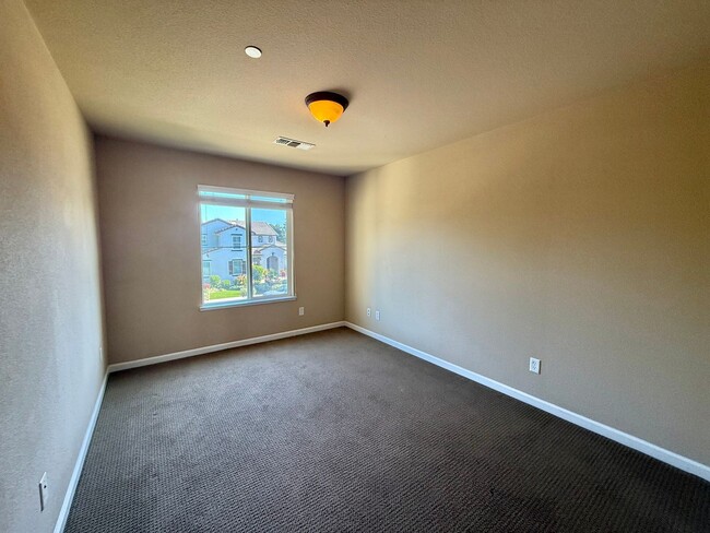 Building Photo - Charming 4 Bedroom Home in Springlake