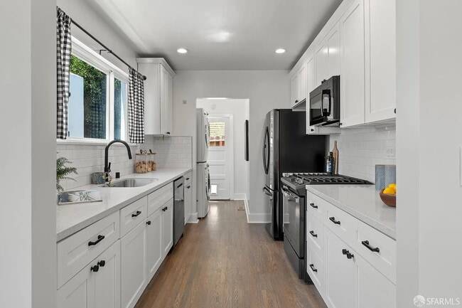 Building Photo - "Charming 1-Bedroom Oasis in Oakland with ...