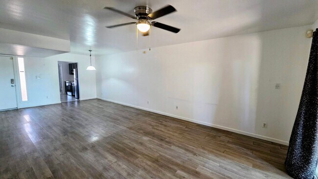 Building Photo - 2 bed, 1 bath Tempe Townhome