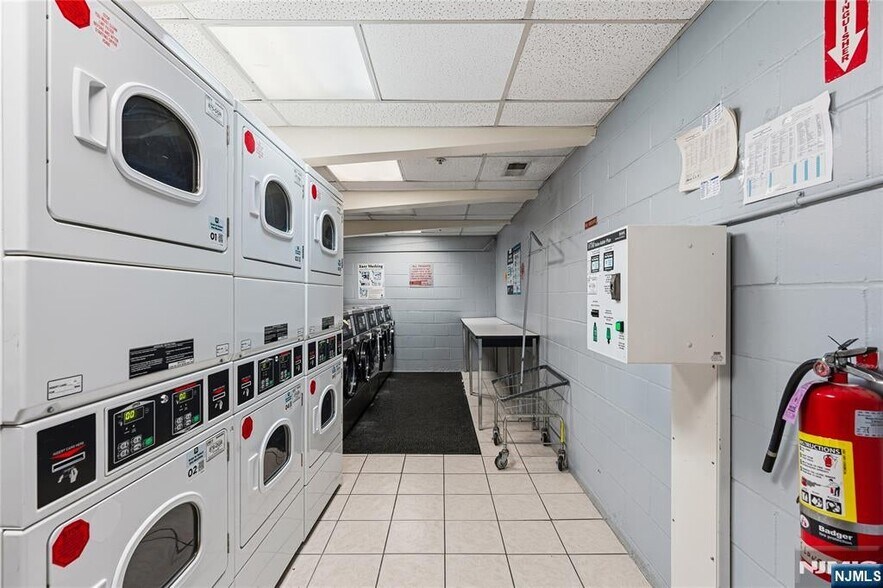 Building Photo - 905 River Rd