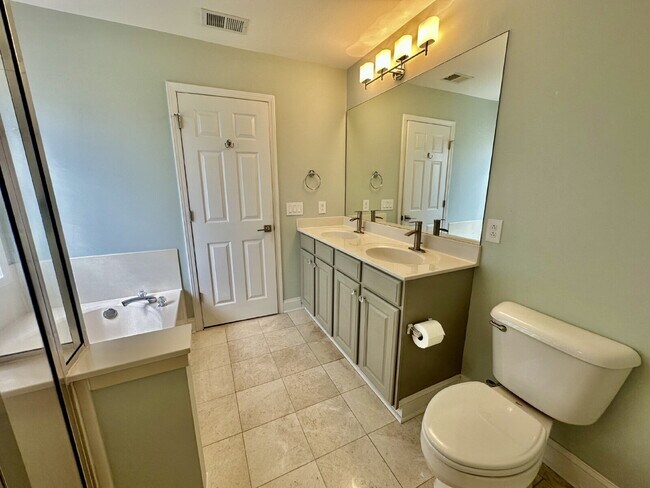 Building Photo - Charming Two Bedroom Home in Pinecrest!