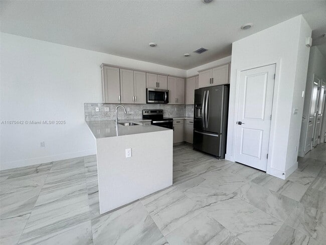 Building Photo - 123 SW 171st Ln